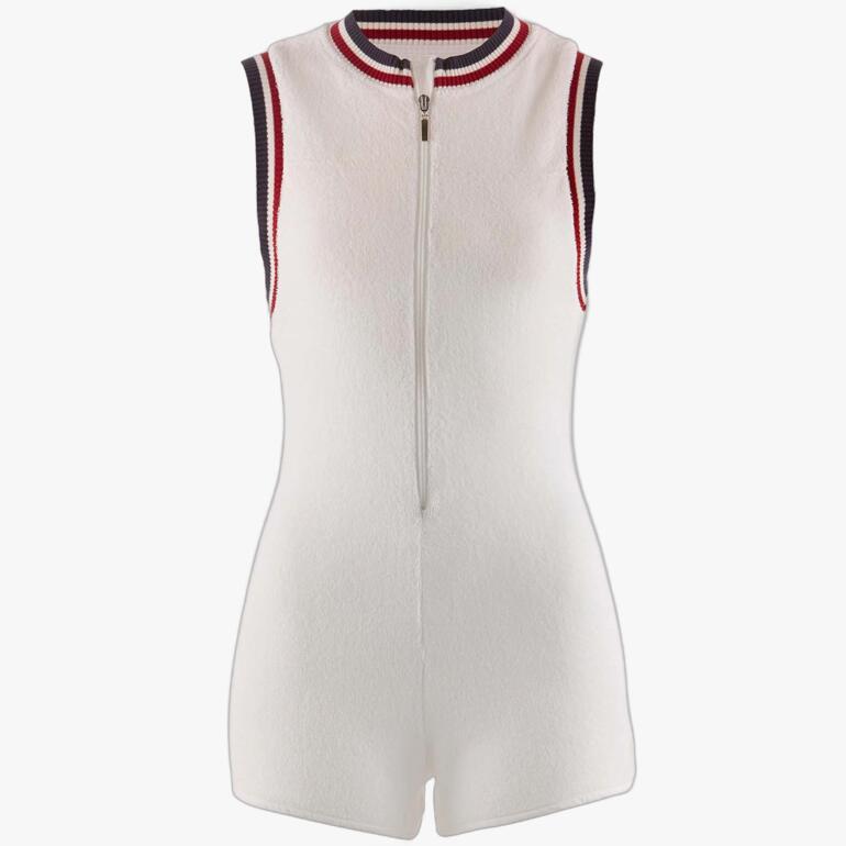 Vorderansicht eines weißen Frottier-Jumpsuits mit durchgehendem Reißverschluss.