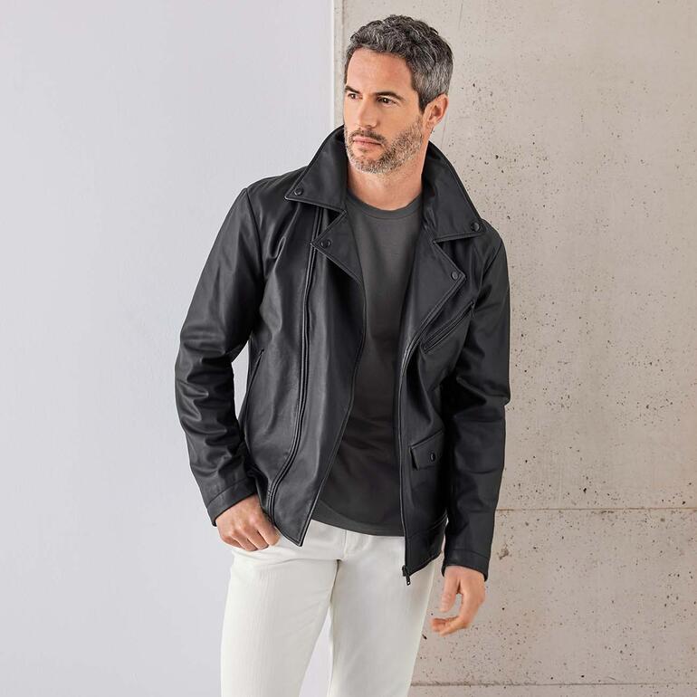 OCONI Edel-Bikerjacke Mann trägt eine schwarze Bikerjacke, lächelnd in lässiger Pose.