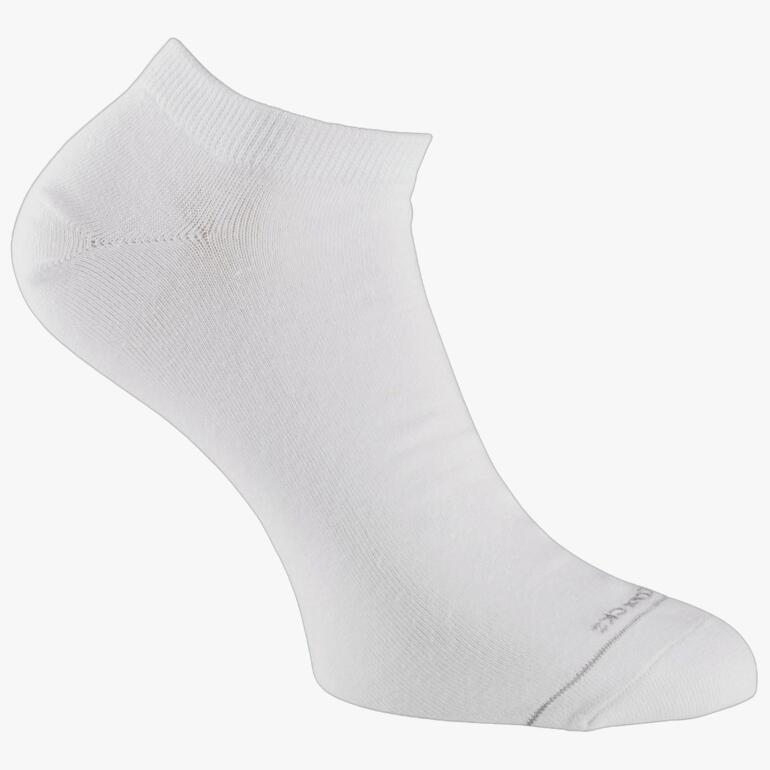 Weiße Sneakersocke auf einem weißen Hintergrund.