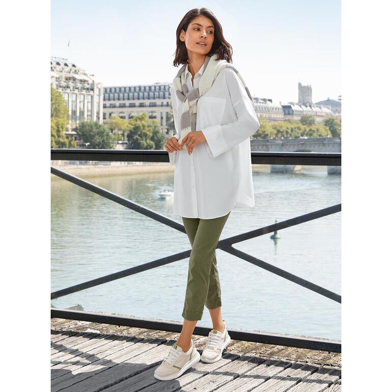 Oversize-Sommerbluse Frau in Oversize-Sommerbluse am Flussufer.