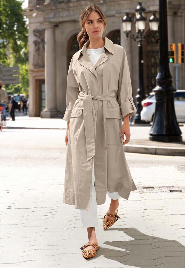 Leinen/Baumwoll-Sommer-Trenchcoat Frau im Leinen/Baumwoll-Sommer-Trenchcoat auf der Straße