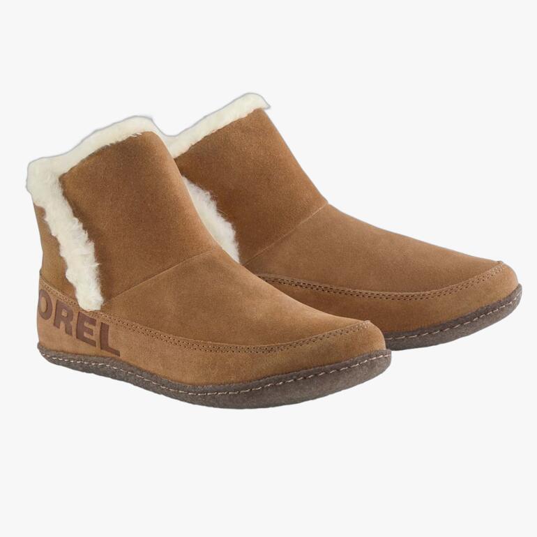 Zwei braune Sorel In-und-Outdoor-Boots mit Fellkragen.