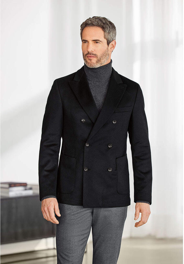 Mann in schwarzem Kaschmir-Blazer, sieht elegant aus.