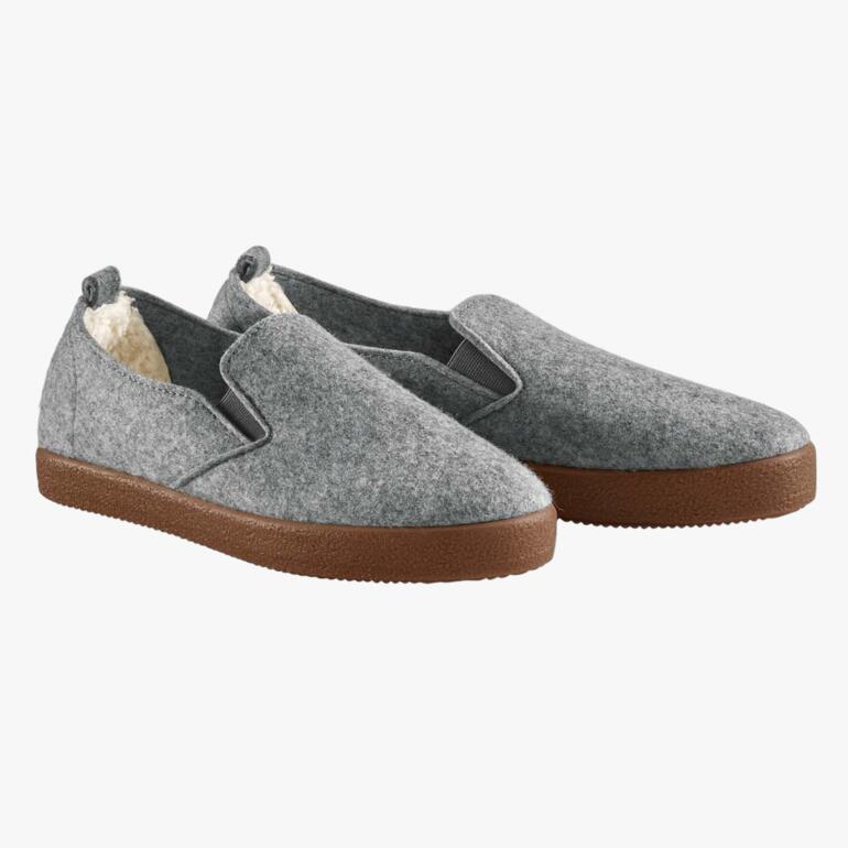 Graue Filz-Slip-ons mit brauner Gummisohle.