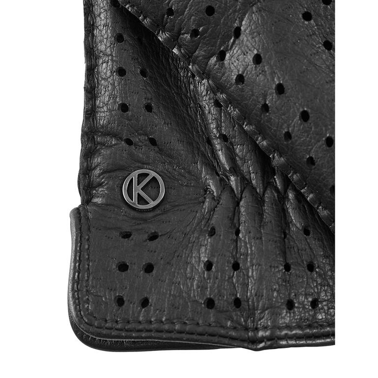 Nahaufnahme von perforierten Peccary-Lederhandschuhen.