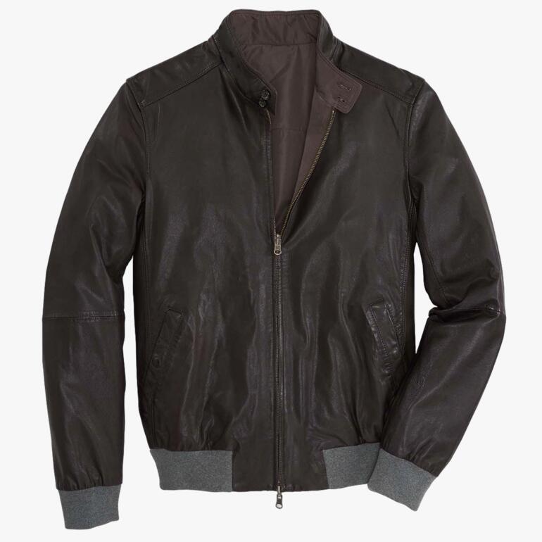 Lederblouson in hellem Braun mit leichten Strukturdetails auf weißem Hintergrund.