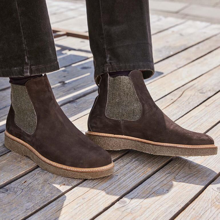 Details der Werner Krepp-Chelseaboots mit Wildleder und elastischen Einsätzen.