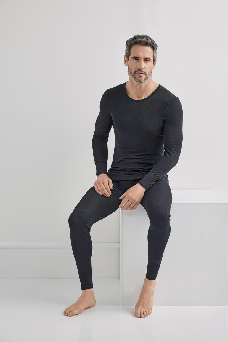 Mann sitzt im anthrazitfarbenen Woolen Silk Langarm-Shirt und Longpants