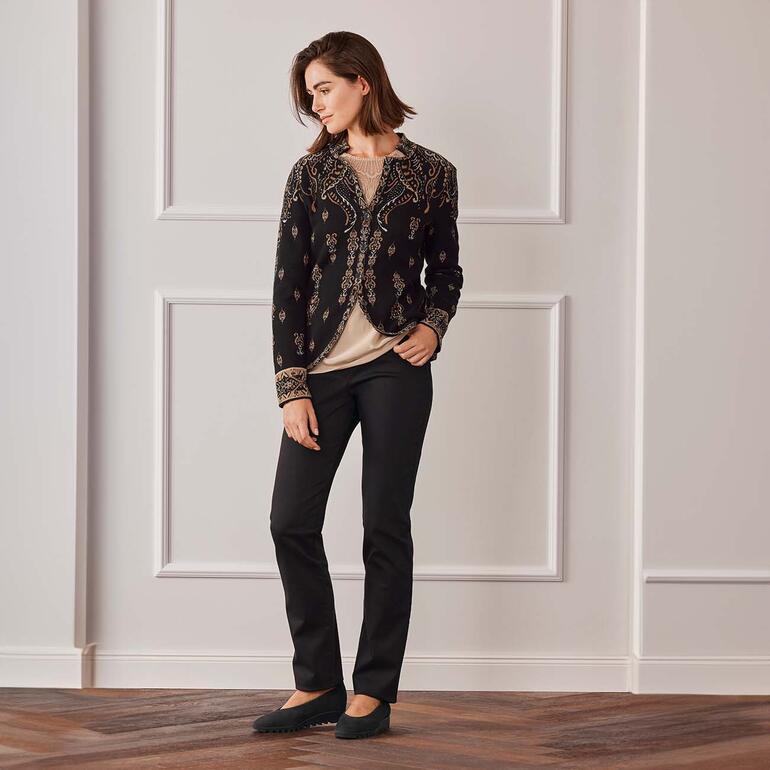 arche Komfort-Ballerinas Frau in IVKO Dark-Paisley-Strickblazer vor hellen Wänden.