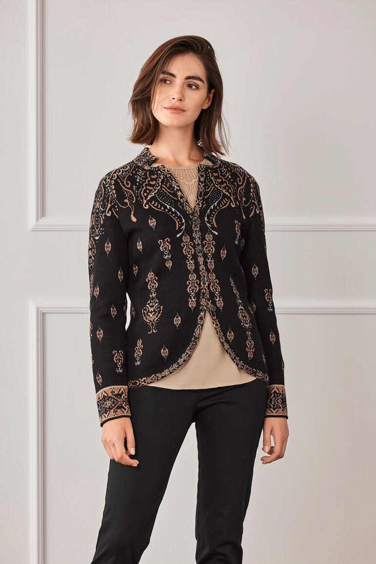 IVKO Dark-Paisley-Strickblazer Frau in IVKO Dark-Paisley-Strickblazer mit Buntstickerei.