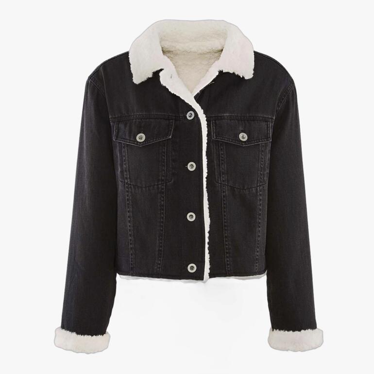 Schwarze Teddy-Jeansjacke mit Kragen und Druckknöpfen an der Vorderseite.