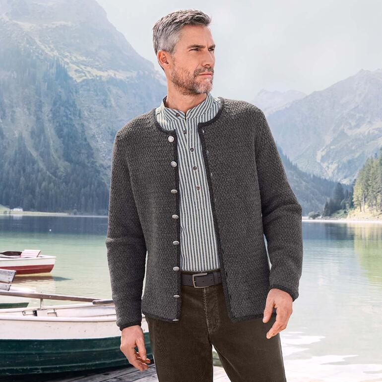 Thermolite®-Feincordhose Mann trägt ein graues Grandfather-Flanell-Shirt in der Natur.