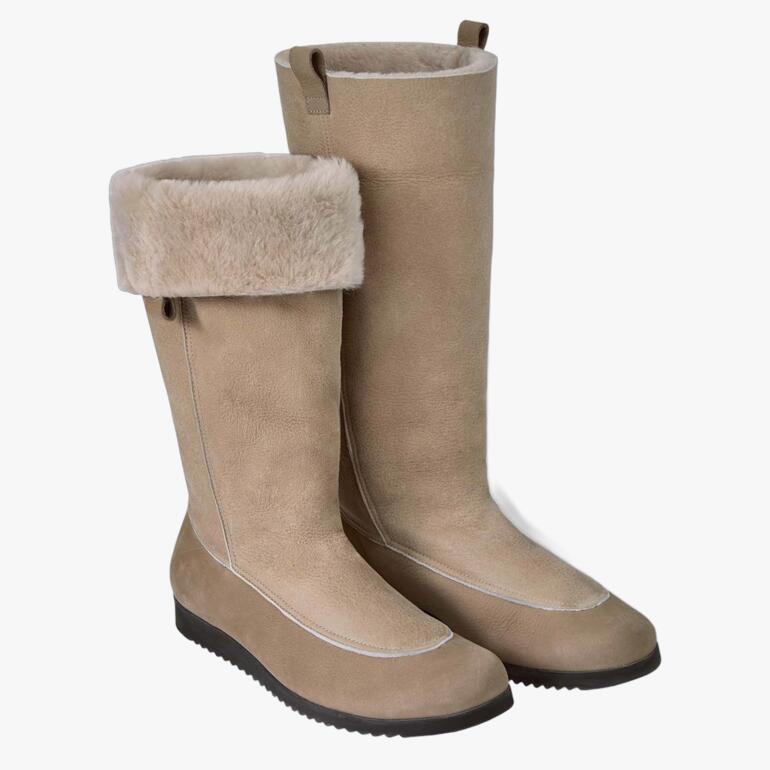 Beige Lammfellboots mit abgedichtetem Rand, stehen nebeneinander.