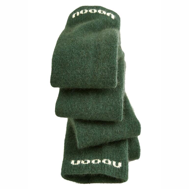 Grün Grüne Unisex-Socken auf einem hellen Hintergrund, in mehreren Lagen gestapelt.