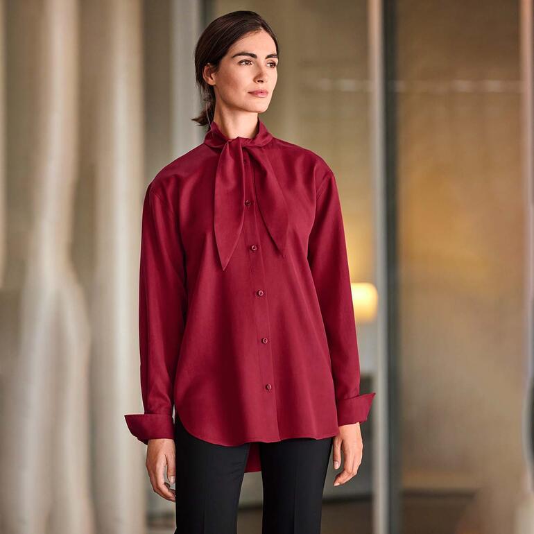 Variable Tencel™-Twill-Schluppenbluse Rote Tencel™-Twill-Schluppenbluse mit Schleife am Kragen.