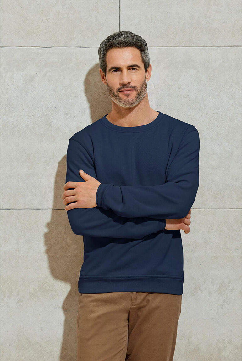 Junghans 1954 Kaschmir-Sweatshirt Mann in blauem Kaschmir-Sweatshirt mit verschränkten Armen