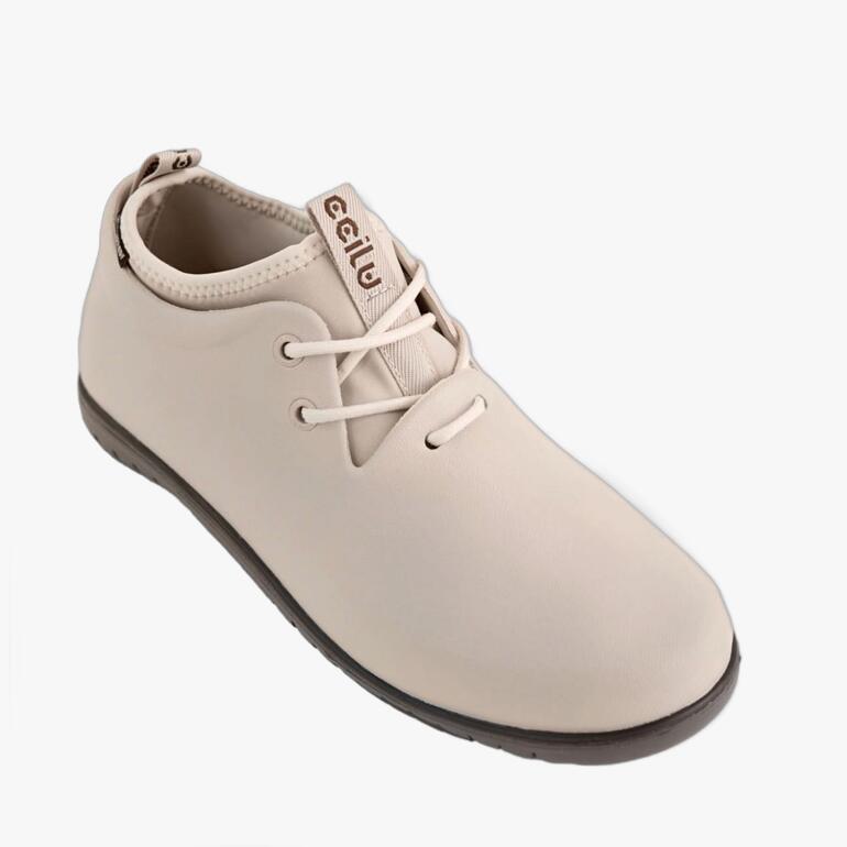 Beige Ccilu Regenboots mit Schnürung von der Seite.