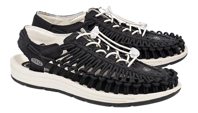 Paar KEEN Outdoor-Sandalen Uneek in Schwarz/Weiß auf weißem Hintergrund.