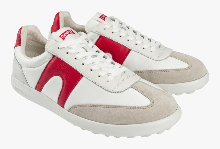 Camper Pelotas-Sneaker mit rotem und grauem Design.