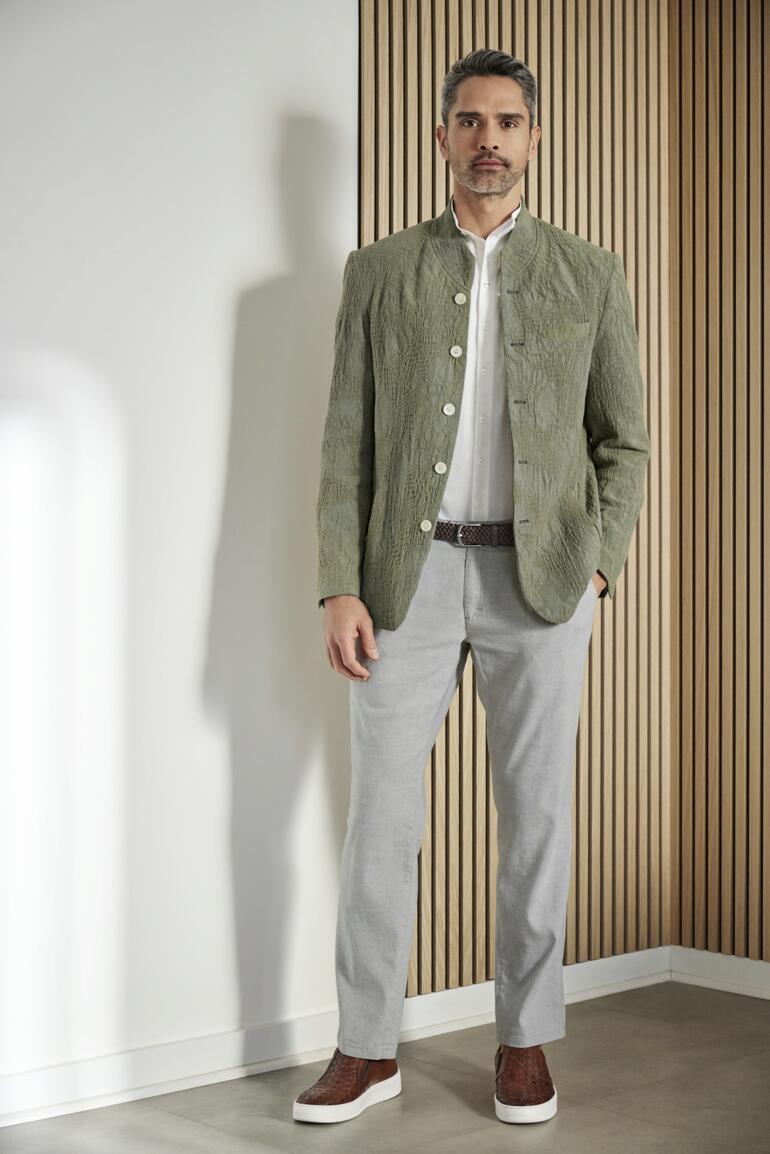 Eurex Komfort-Leinenhose Mann in einem lässigen Outfit mit Casanova Kalbleder-Flecht-Slipper.