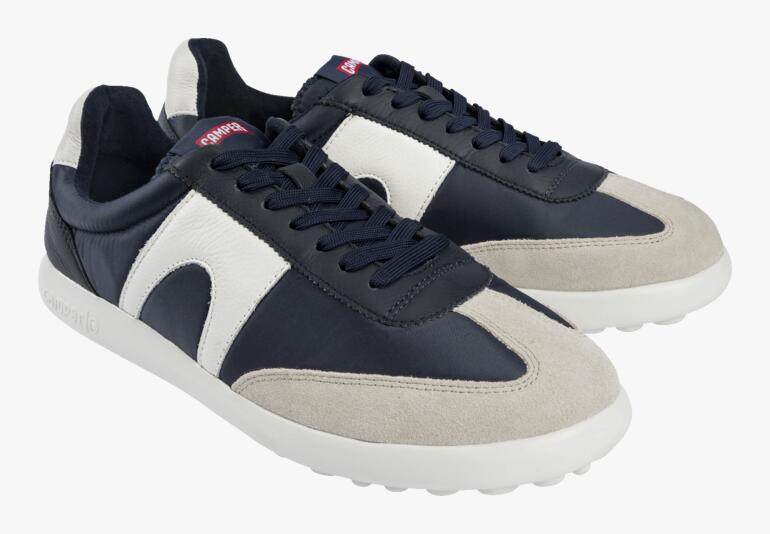 Camper-Sneaker in Weiß und Blau, Ansicht von oben.