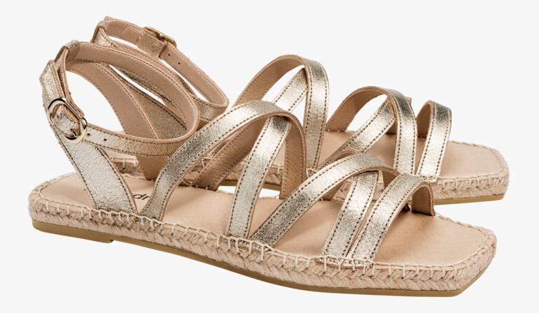 Goldene Riemchen-Sandale von der Seite.