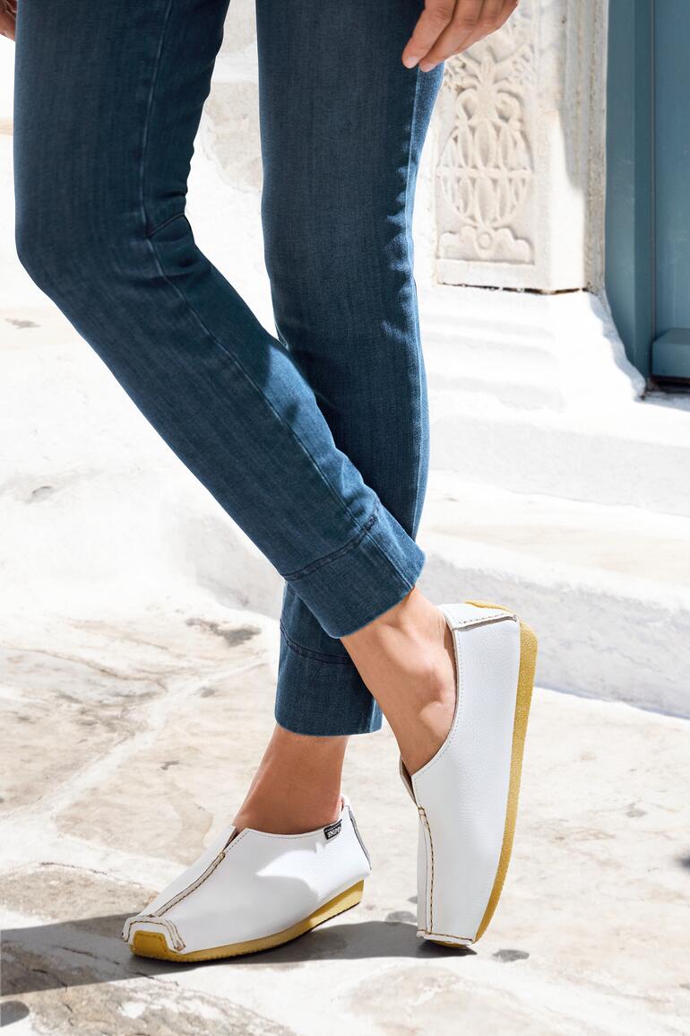 Weiß Weißer Snipe® Bequem-Slipper, getragen mit Jeans