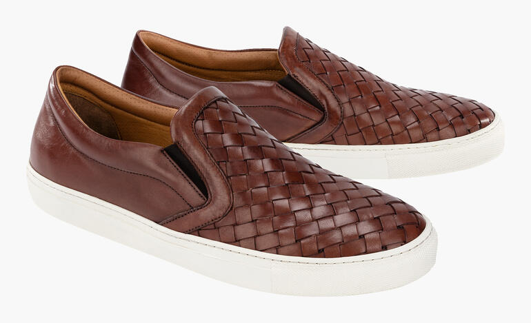 Kalbleder-Flecht-Slipper in Whisky-Farbe mit modischem Design.