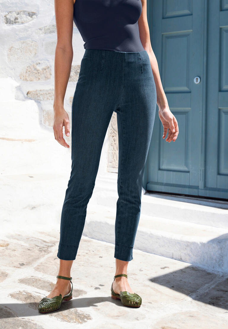 Frau trägt Seductive Sabrina Schlupf-Jeans im Freien.