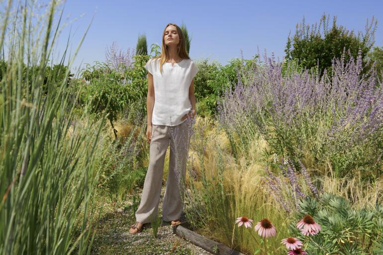 Tunika und Hose Frau in Loungewear-Ensemble aus Leinen in einem Garten.