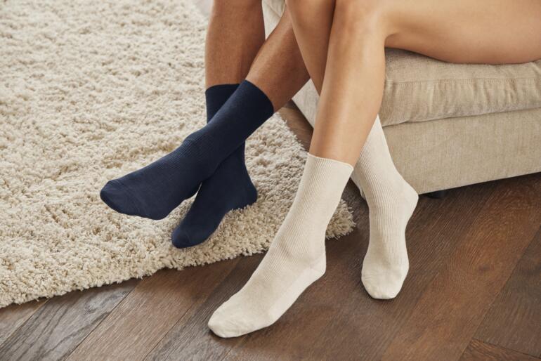 Paar Bambus-Socken, eine in Dunkelblau und eine in Beige