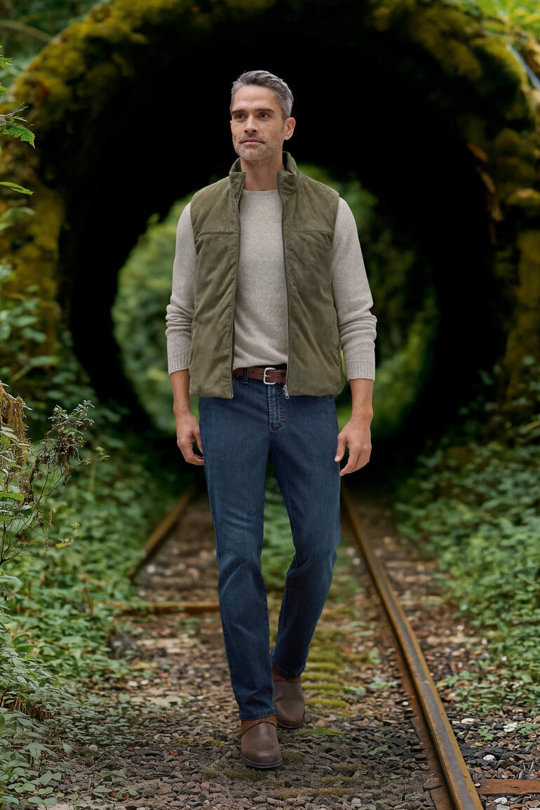 Ludwig Schröder Kerniger Gürtel Mann in einem Pullover aus Kaschmir und Leinen in der Natur.