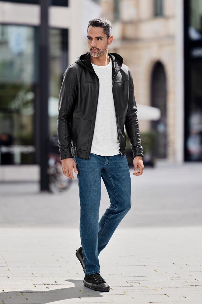 OCONI Wende-Lederhoodie OCONI Wende-Lederhoodie in Schwarz mit Reißverschluss und Kängurutasche.