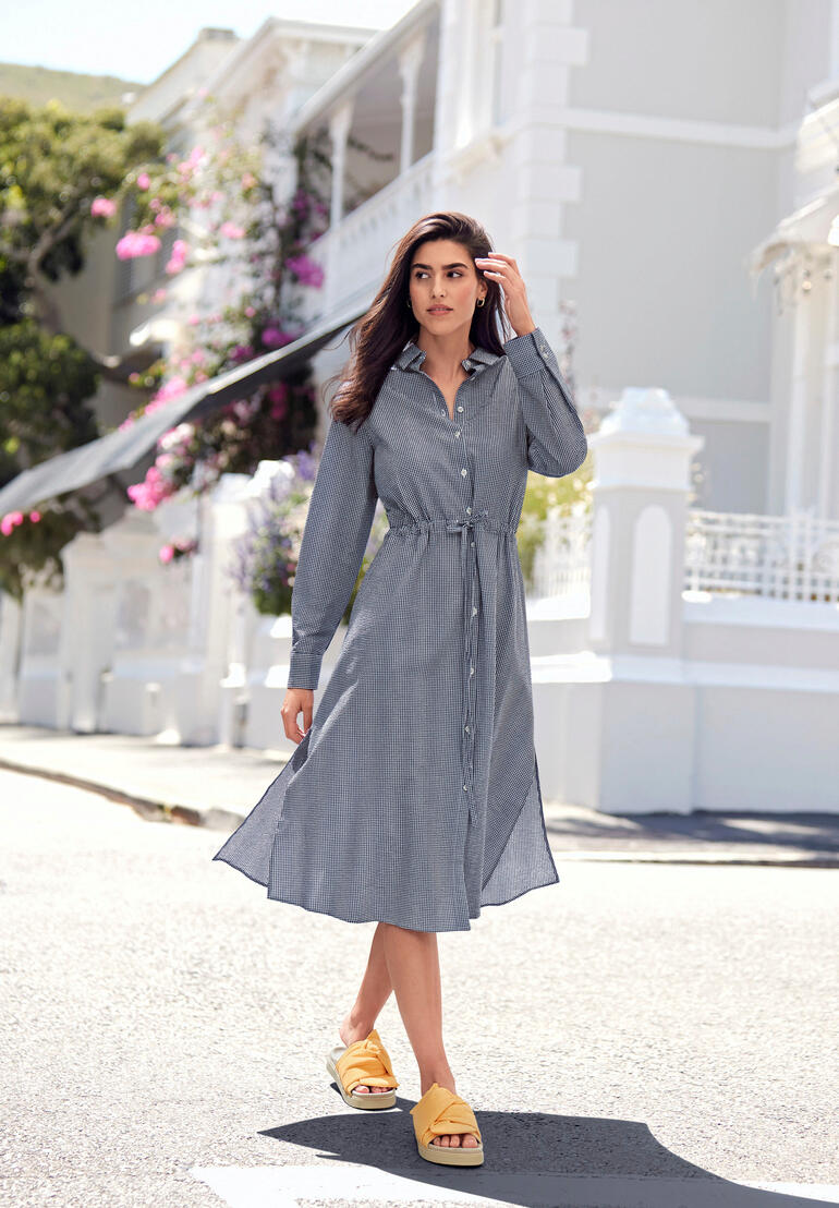 Rossana Diva Seersucker-Vichykaro-Kleid Damen in gestreiftem Seersucker-Kleid mit Gürtel, steht auf Straße