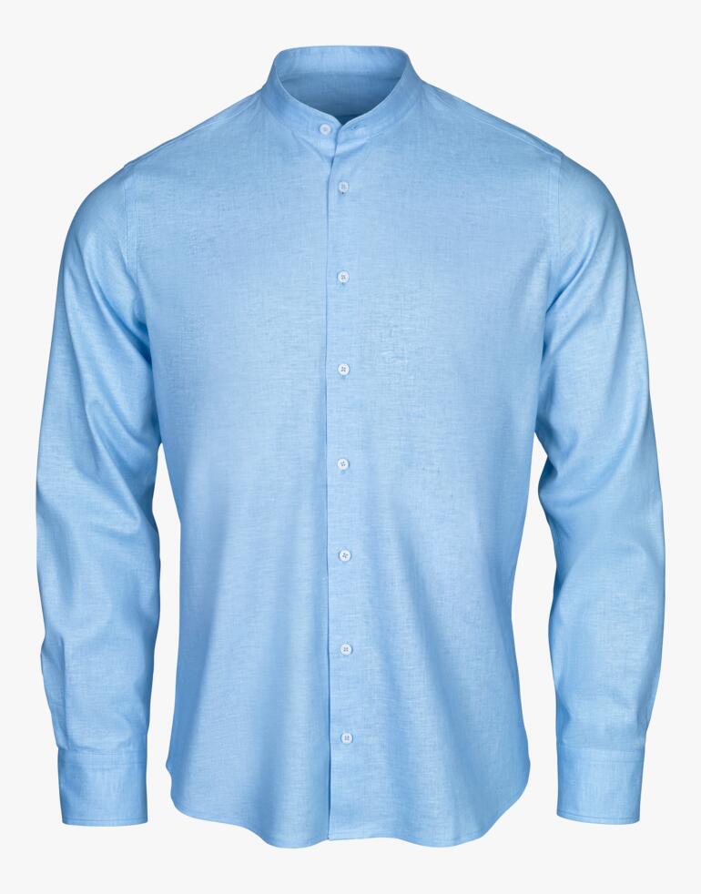 Hellblaues Langarmhemd aus Leinen, frontal.