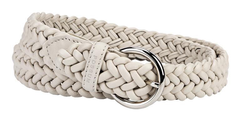 Elastischer Leder-Flechtgürtel in Offwhite, auf einem Tisch liegend.