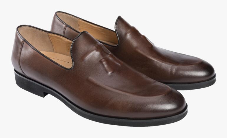 Dunkelbraune Tassel-Loafer aus glattem Leder, seitliche Ansicht.