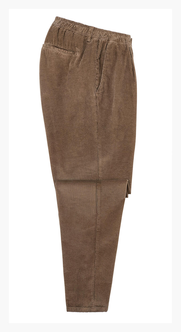 Helle braune Cordhose von der Seite.