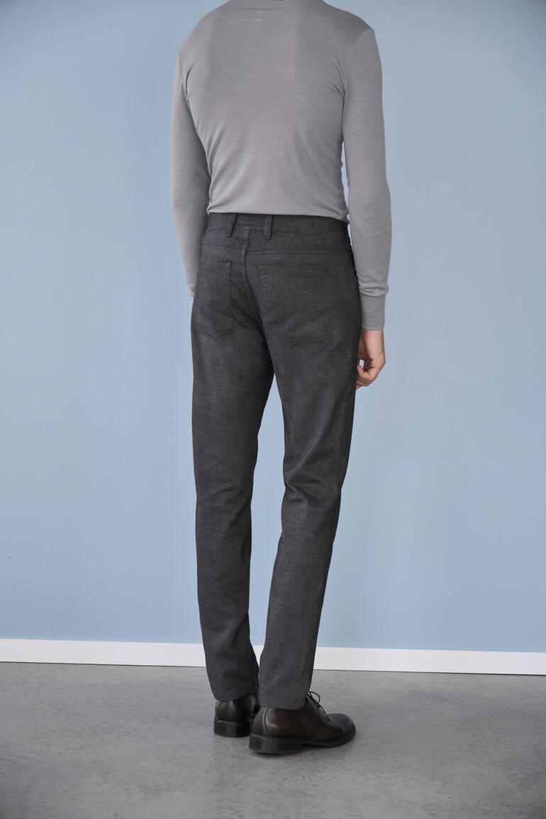 Mann von hinten in gardeur Smart-Casual-Hose, grau.