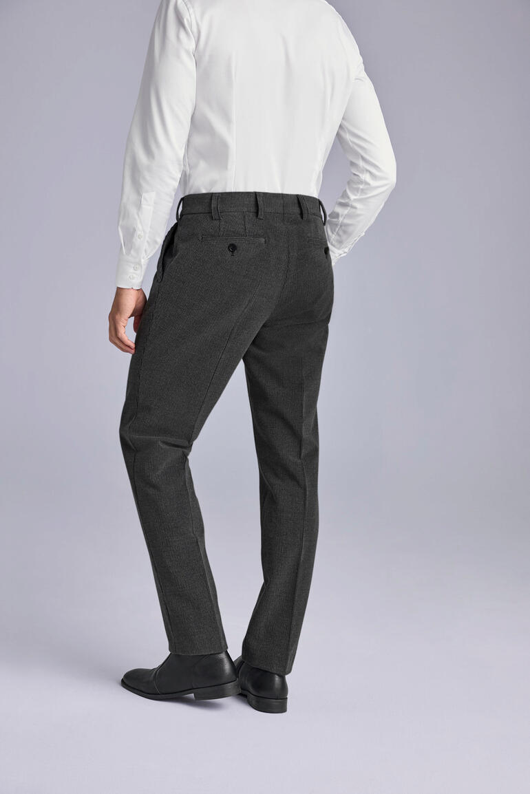 Eurex by Brax Wollcord-Hose Mann von hinten in der Eurex by Brax Wollcord-Hose, grau.