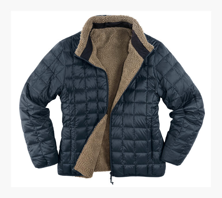 Detailaufnahme von Taion Daunenjacke in dunkelblauer Farbe.