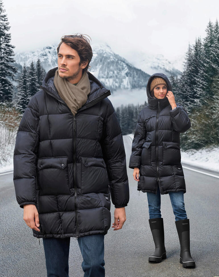 Taion Daunen-Parka Taion Daunen-Parka an zwei Personen in winterlicher Landschaft mit Schnee.