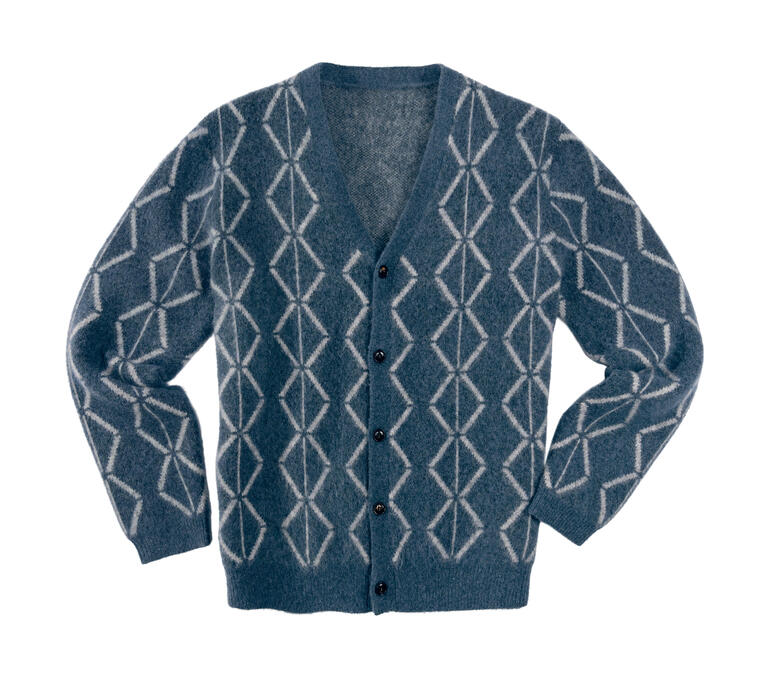 Blauer Brushed-Alpaka-Cardigan mit Rautenmuster auf einem weißen Hintergrund.