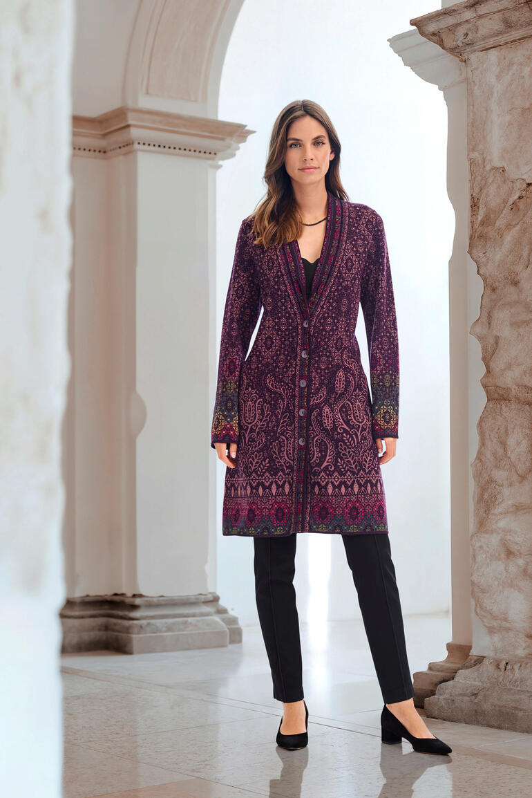 IVKO Jacquard-Long-Cardigan IVKO Jacquard-Long-Cardigan mit farbenfrohem Muster, getragen von einer Frau.