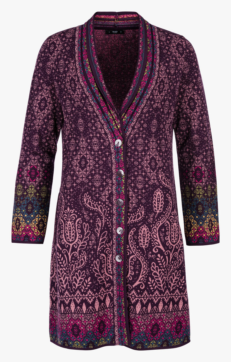 IVKO Jacquard-Long-Cardigan in voller Ansicht, vorne mit Knöpfen.