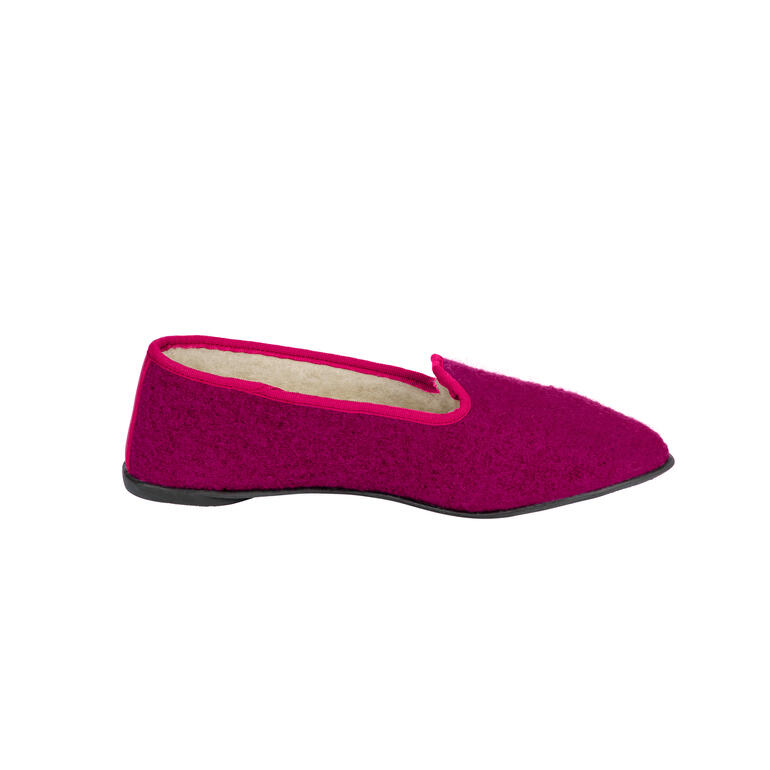 Gottstein Walk-Slipper Seitenansicht eines fuchsia Walk-Slippers, ohne Innenfutter.