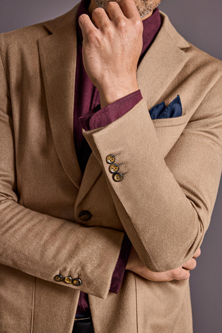 Detailaufnahme des Kamelhaar-Sakkos mit offener Manschette.