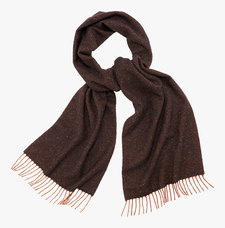 Tweed-Schal in dunkelorange und braun, kunstvoll drapiert.