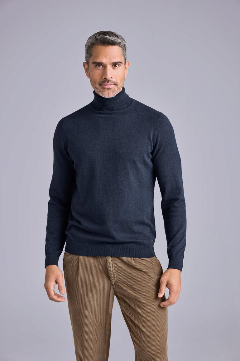 Ragman Feinstrick-Rolli in Dunkelblau, eng anliegend mit Rollkragen.