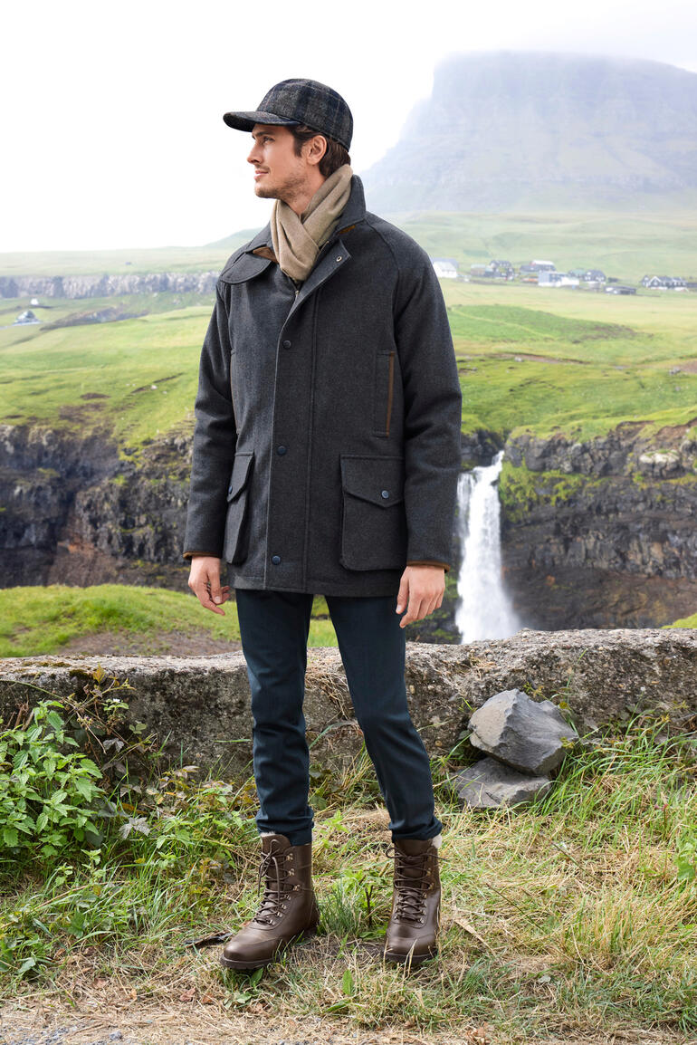 Alan Paine Hunting Coat, getragen von einem Mann in der Natur.